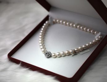 The Elegance of Pearl Jewelry: How to Style It